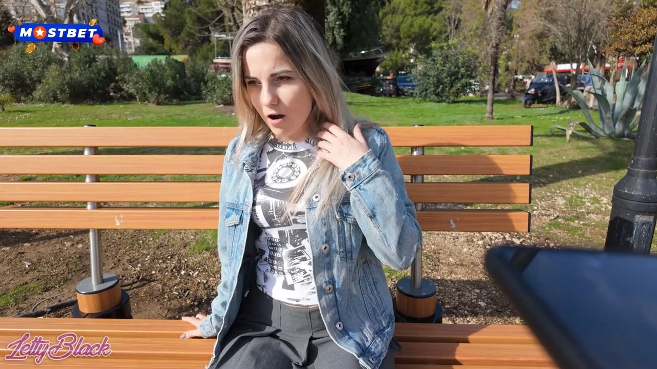 Вибратор в ней, а она все равно публично кончает 🤯