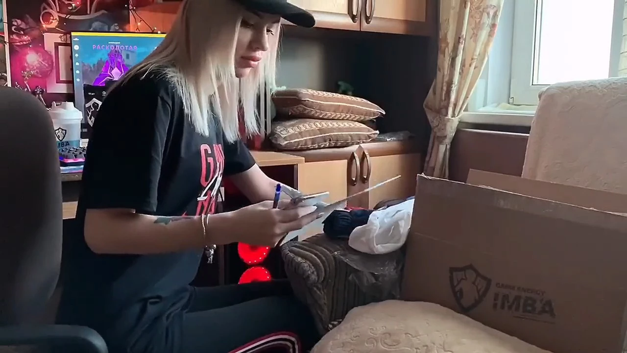 Курьерша пытается загладить вину ртом и анусом ради сохранения работы 💼